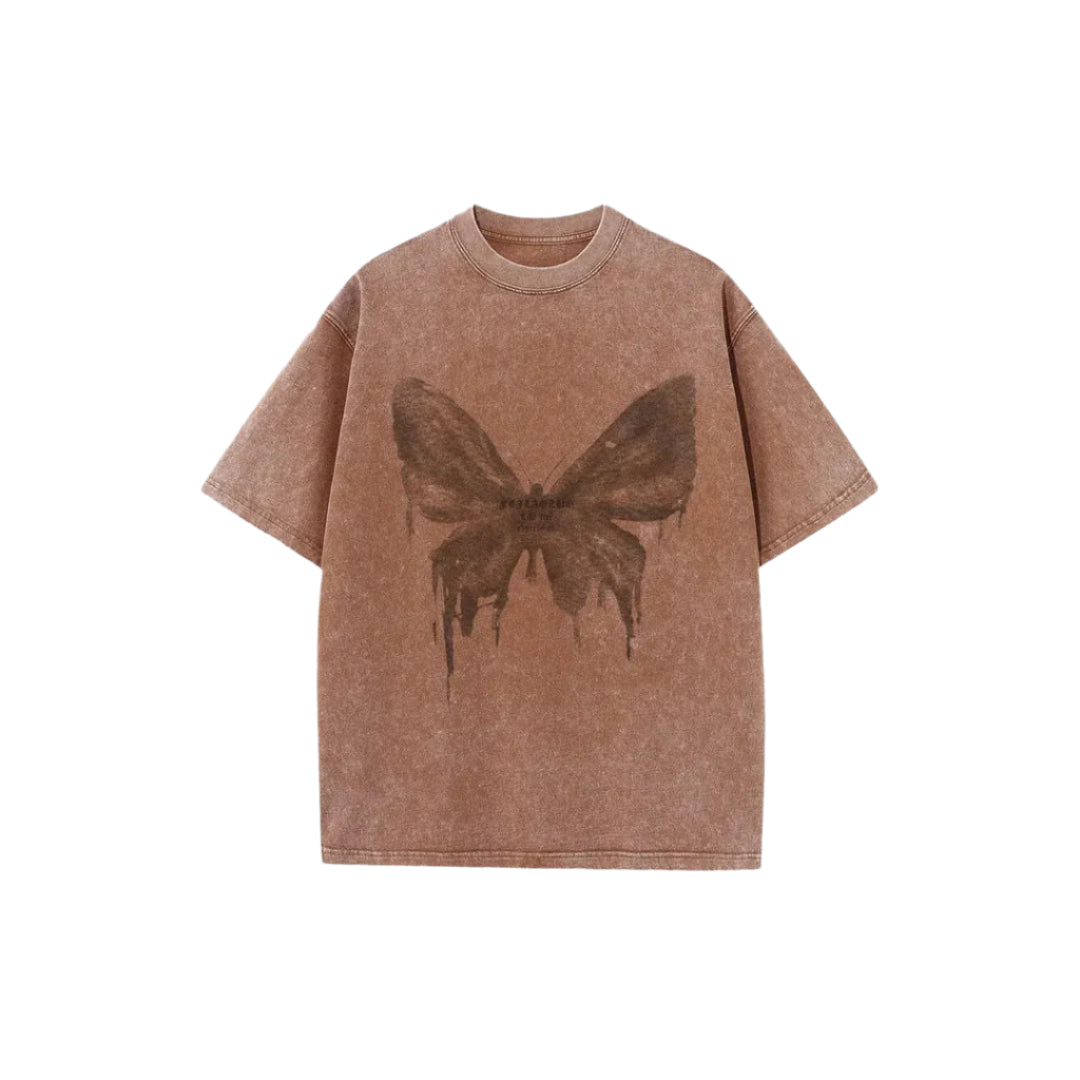 Camiseta lavada con mariposa grunge