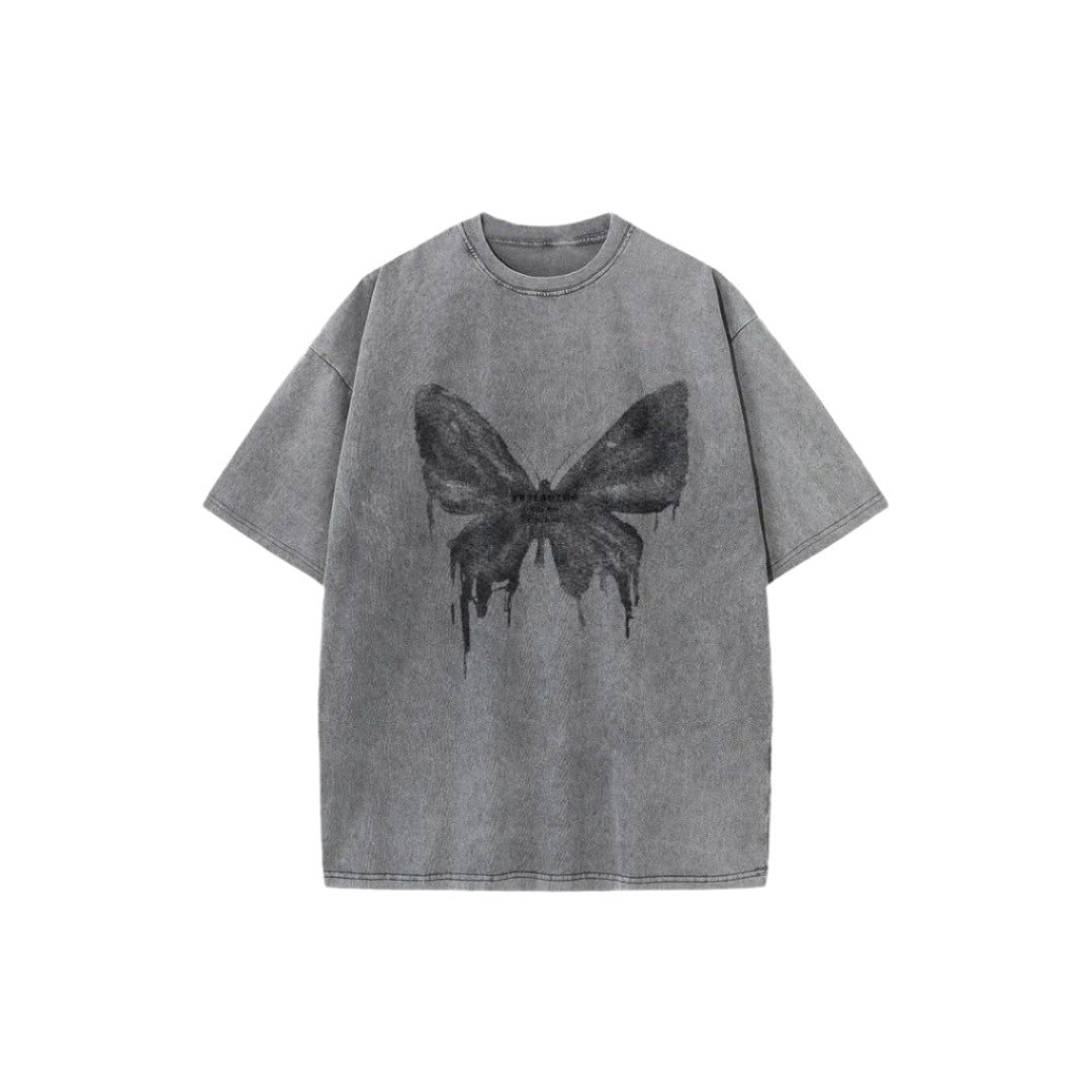Camiseta lavada con mariposa grunge