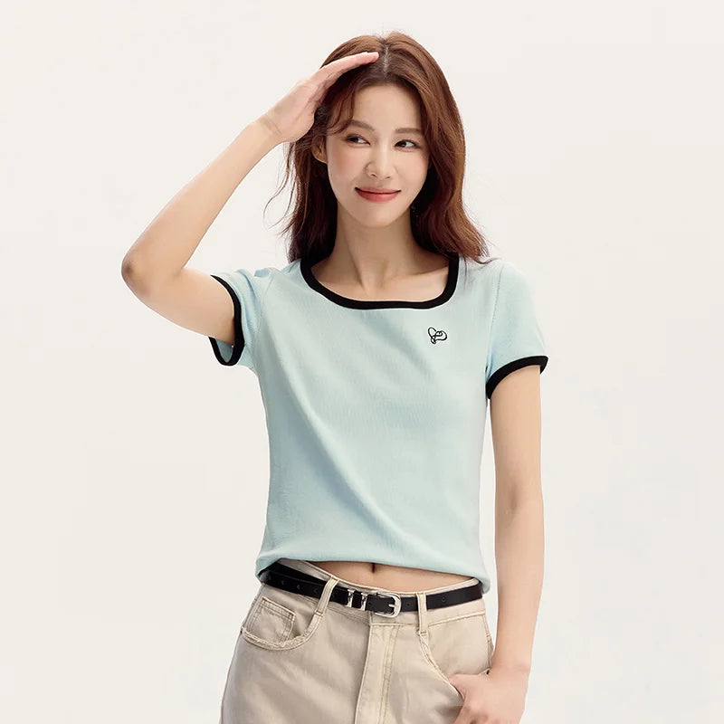 Camiseta de manga corta Semir para mujer, estilo corto, hombros descubiertos, ligeramente sexy, novedad de verano 2024, top ajustado con bloques de color.