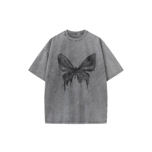 Camiseta lavada con mariposa grunge
