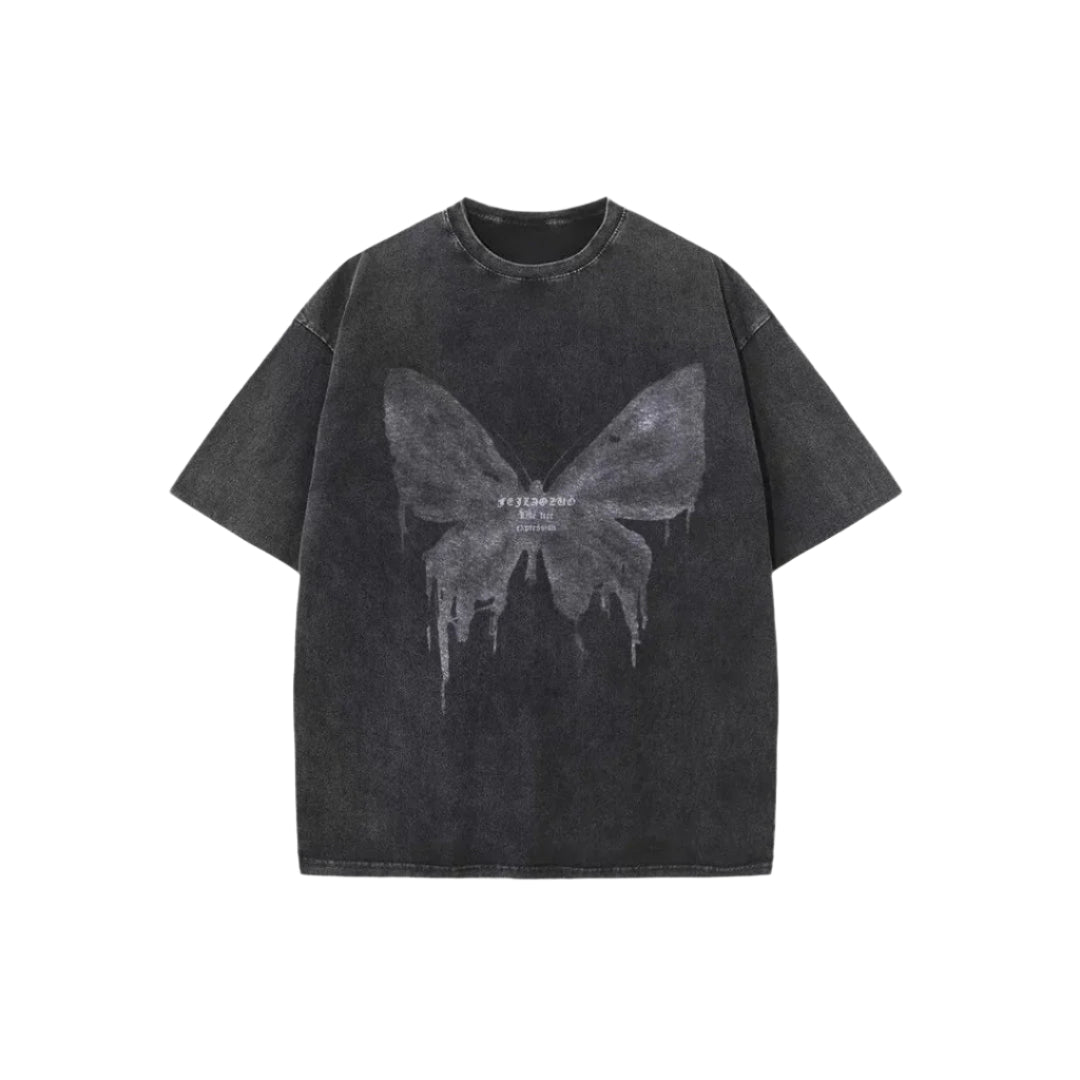 Camiseta lavada con mariposa grunge