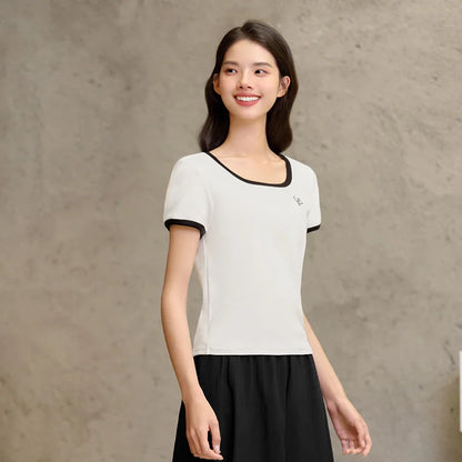 Camiseta de manga corta Semir para mujer, estilo corto, hombros descubiertos, ligeramente sexy, novedad de verano 2024, top ajustado con bloques de color.