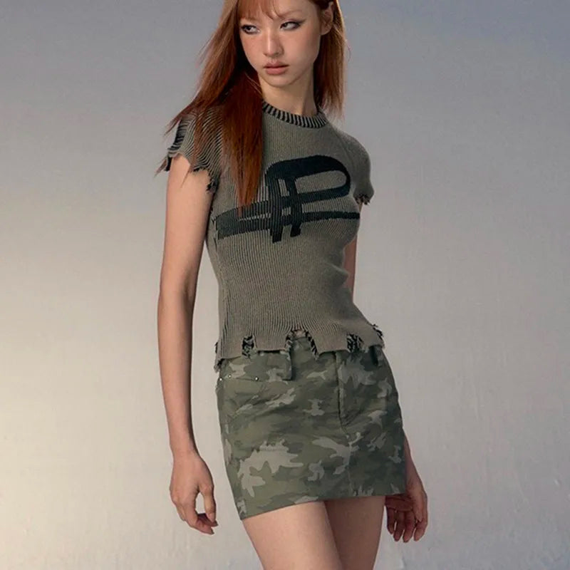 Camiseta de punto con estética grunge Karrcat, camiseta vintage desgastada, top corto punk roto, camiseta Harajuku de canalé entallada, ropa urbana Y2k