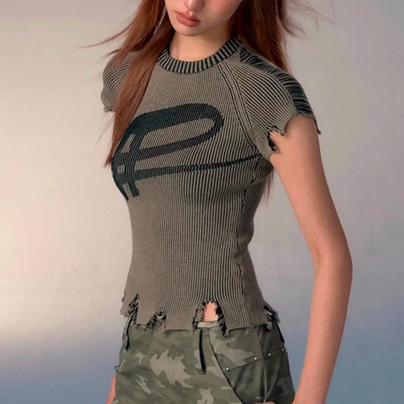 Camiseta de punto con estética grunge Karrcat, camiseta vintage desgastada, top corto punk roto, camiseta Harajuku de canalé entallada, ropa urbana Y2k