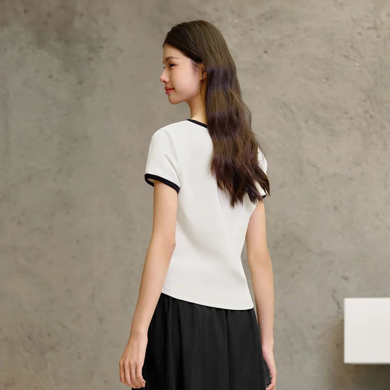 Camiseta de manga corta Semir para mujer, estilo corto, hombros descubiertos, ligeramente sexy, novedad de verano 2024, top ajustado con bloques de color.