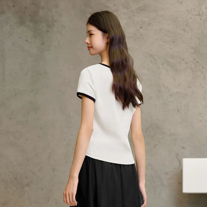 Camiseta de manga corta Semir para mujer, estilo corto, hombros descubiertos, ligeramente sexy, novedad de verano 2024, top ajustado con bloques de color.